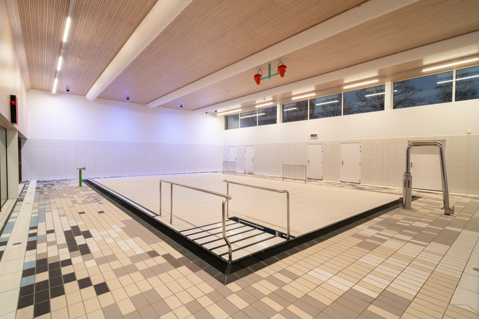 Afgedekt zwembad met verplaatsbare bodem