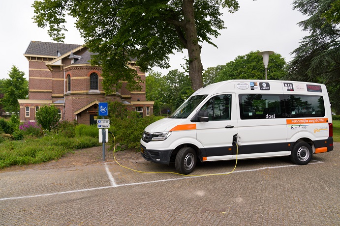 elektrische bus aan de oplader