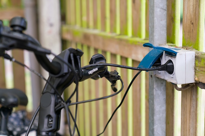 elektrische fiets aan oplader