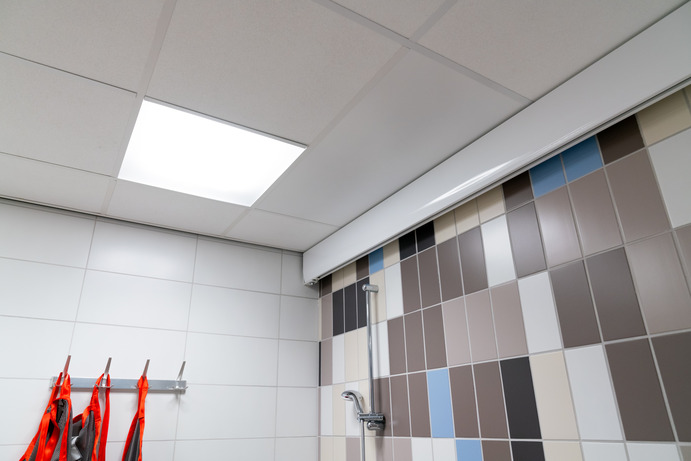 Infraroodpaneel boven douche bij therapiebad