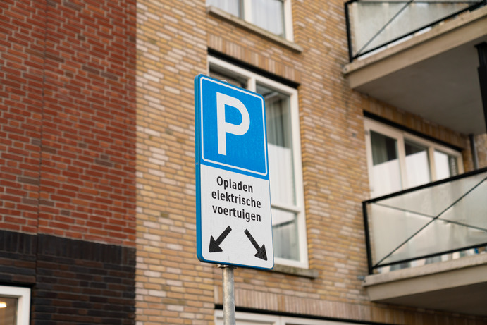 Verkeersbord opladen elektrische voertuigen